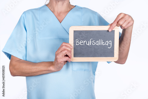 Krankenschwester mit einer Tafel auf der Berufsalltag steht