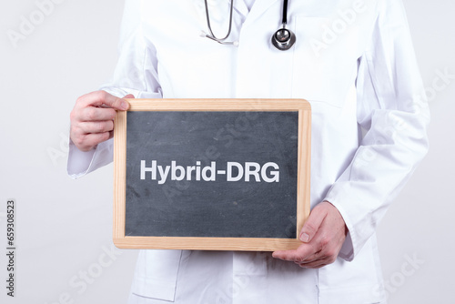 Arzt mit einer Tafel auf der Hybrid DRG steht