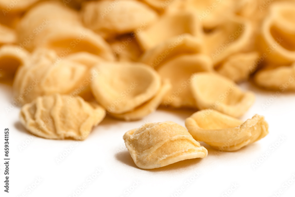 Orecchiette fresche isolate su fondo bianco, tradizionale pasta pugliese, cibo italiano 