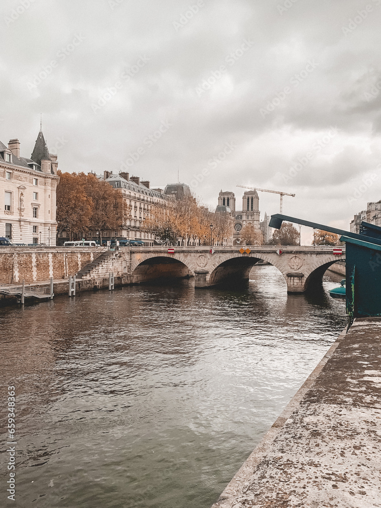 Naklejka premium walking around paris