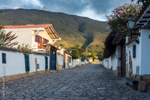 Calles empedradas de la ciudad colonial de Villa de Leyva, en el centro norte de Colombia photo