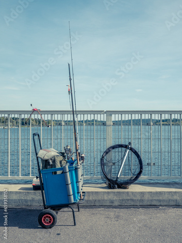 Angler haben ihre Ausrüstung an einer Seebrücke aufgebaut. photo