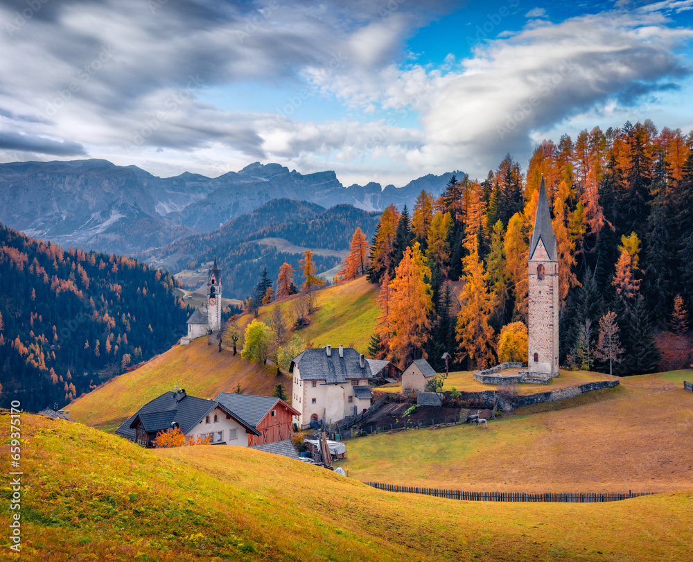Astonishing autumn view of San Genesio and Santa Barbara churches. Gloomy morning scene of Tolpei village, Province of Bolzano - South Tyrol, Italy. Beauty of countryside concept background. - obrazy, fototapety, plakaty 