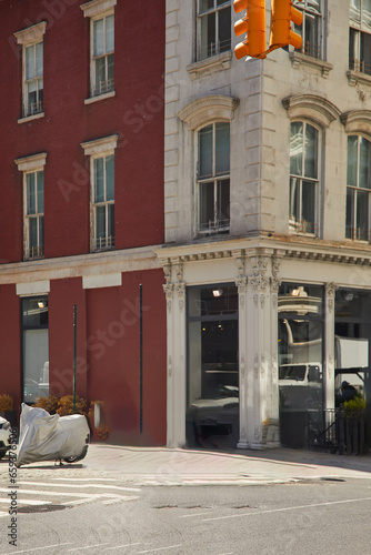 Canvas Print traffic light and corner of building on urban crossroad in downtown of new york