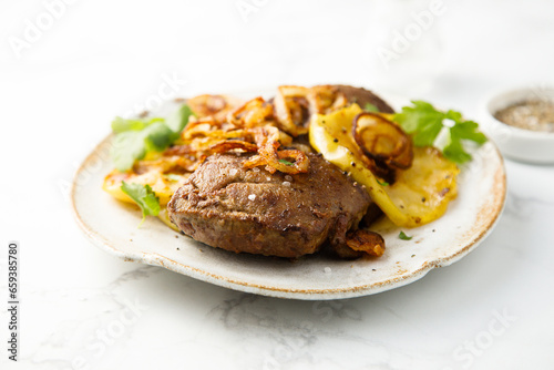 Roasted liver with apple and onion