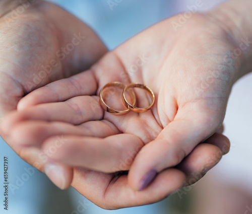 Foto Young couple's hands with engagement rings