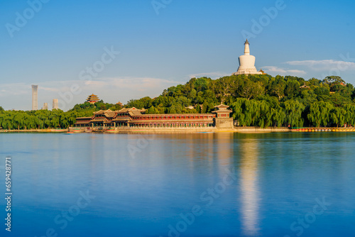 The white pagoda in Beihai Park in Beijing is reflected in the calm water. © 拾海月