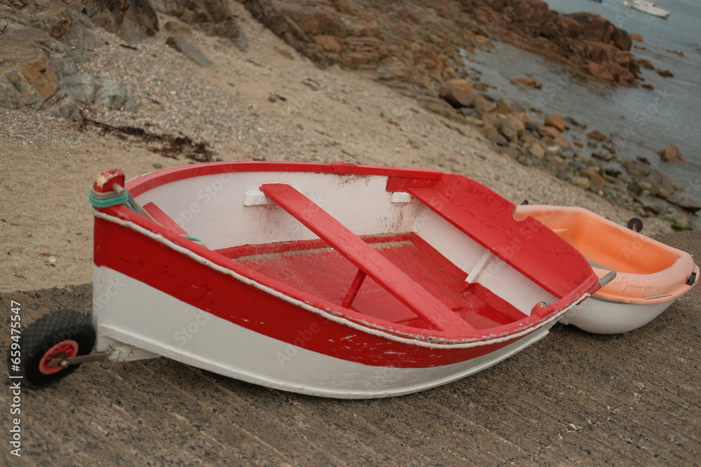 Petite barque sur le bord de l'eau en Bretagne - France