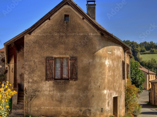 Ancienne maison dans un village bourguignon.