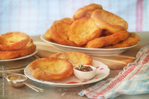 Bauernkrapfen, traditionelles ländliches Essen aus Hefeteig, in Schmalz heuausgebacken