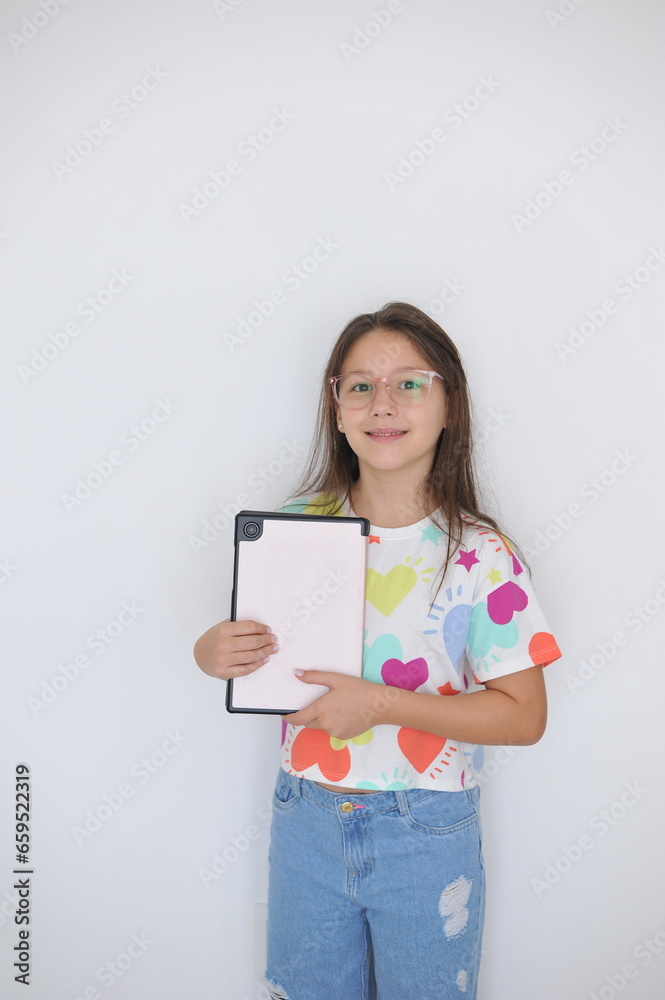 estudante segurando tablet feliz com volta as aulas, amor aos estudos estudante segurando tablet feliz com volta as aulas, amor aos estudos