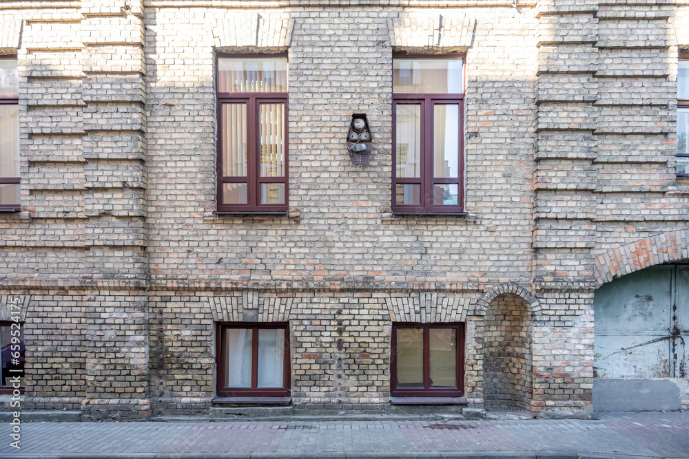 Obraz premium example of hundred-year-old historical building and homestead of private sector in city