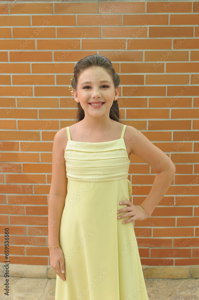 Aia menina sorridente com vestido de aia de casamento bodas de dia Aia menina sorridente com vestido de aia de casamento bodas de dia