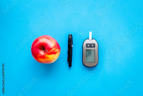 Blood glucose meter and food. Checking blood sugar level. Diabetes concept © 9dreamstudio