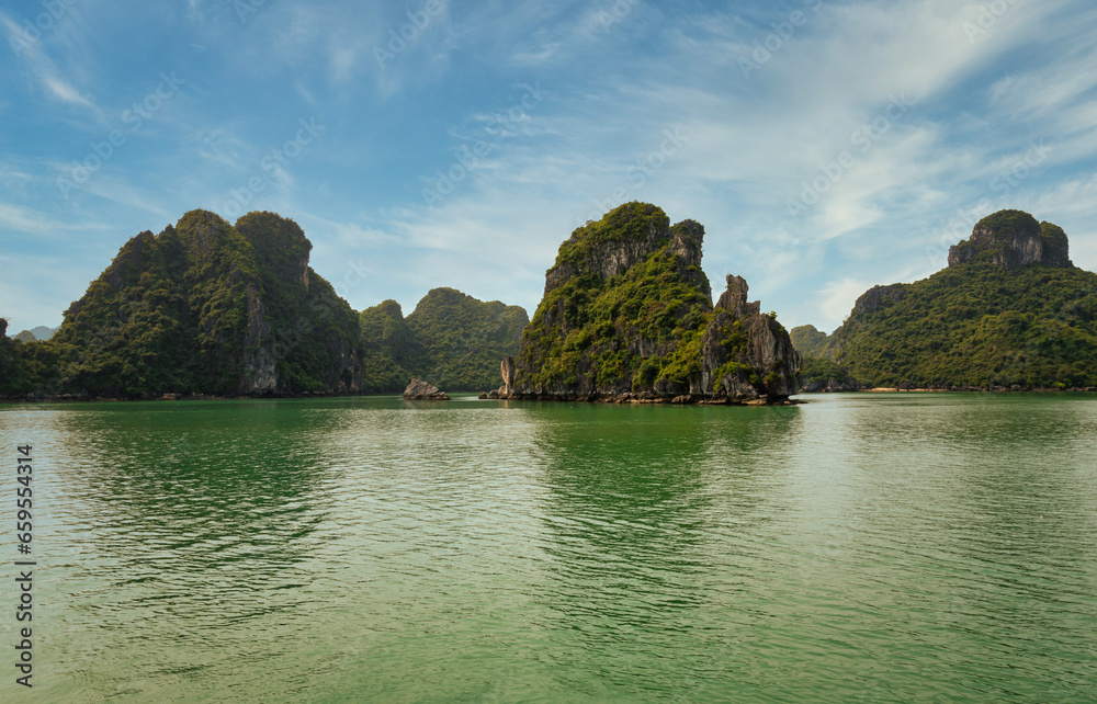 Obraz premium View of some of the 1,600 limestone island, that looks like something right out of a movie. UNESCO World Heritage Site since 1994 features a wide range of biodiversity.