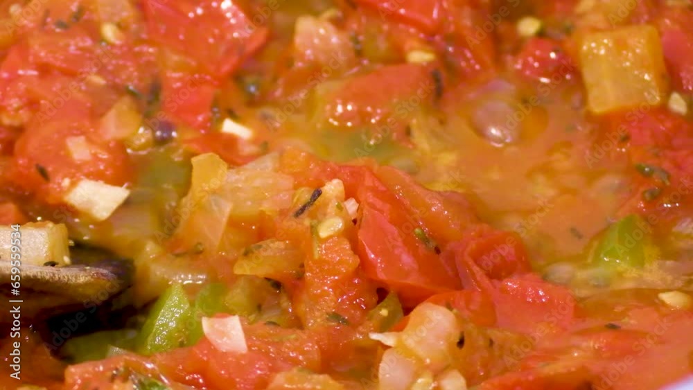 mélange de légumes cuisant dans une poêle mélange de légumes cuisant dans une poêle