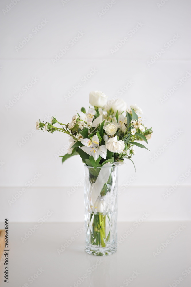 buquê delicado de flores brancas decoração linda de casamento 