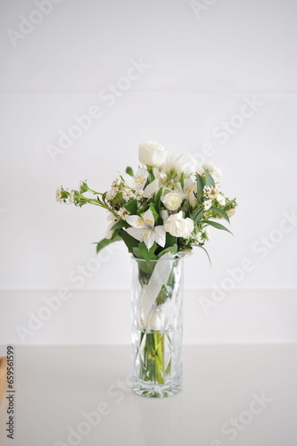 buqu   delicado de flores brancas decora    o linda de casamento 