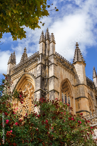 Fotografie detail view of the convent cathedral in batalha portugal - no release required