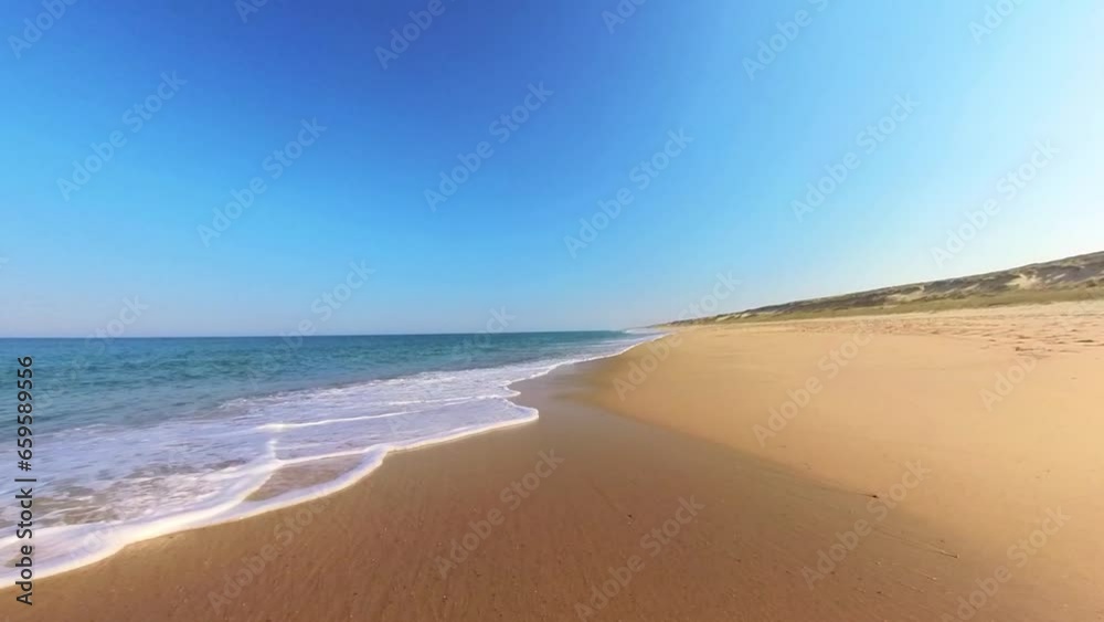 wunderschöner einsamer menschenleerer Sandstrand, Horizont, Brandung, Wellen, Strandspaziergang

