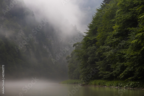 Spływ rzeką Dunajcem we mgle na tratwach z flisakami między górami i trzema koronami nieopodal miasteczka Szczawnica © Artur Wojtczak 