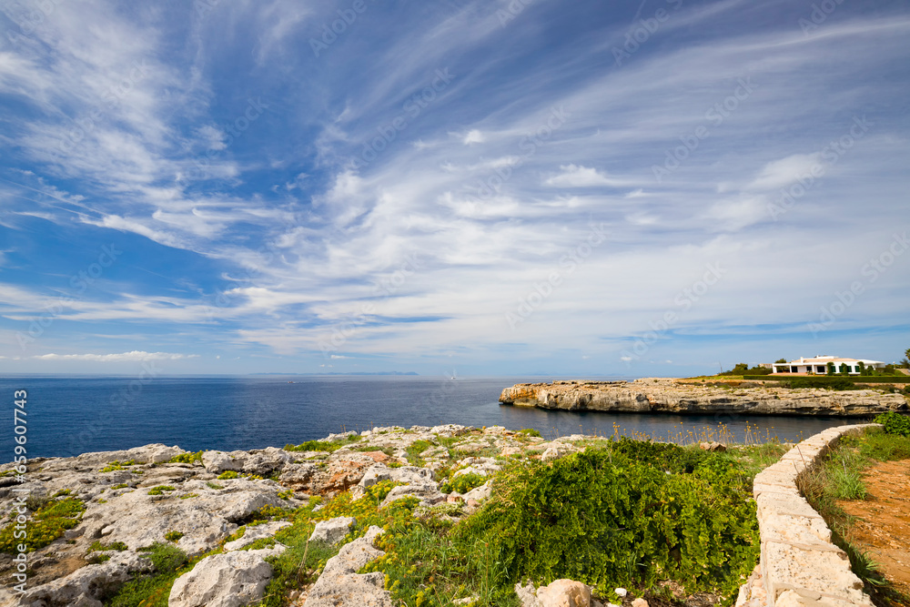 Krajobraz morski i widok na skaliste wybrzeże, pocztówka z podróży, urlop i zwiedzanie hiszpańskiej wyspy Menorca, Hiszpania - obrazy, fototapety, plakaty 