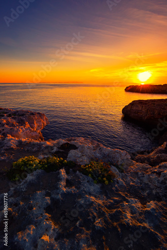 Fototapeta Naklejka Na Ścianę i Meble -  Krajobraz morski i widok na skaliste wybrzeże, relaks i zachód słońca, miły i ciepły wieczór na hiszpańskiej wyspie, ujęcie na tle natury, Menorca