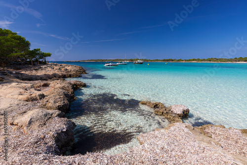 Krajobraz morski i widok na skaliste wybrzeże, pocztówka z podróży, urlop i zwiedzanie hiszpańskiej wyspy Menorca, Hiszpania