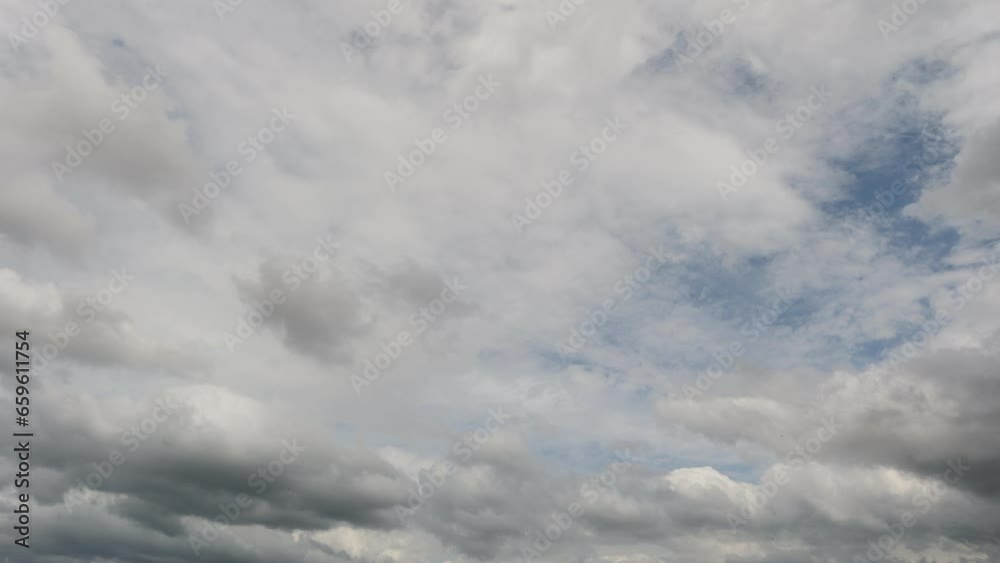 Timelapse Céu e nuvem chuva. Nuvens de tempestade cinzentas escuras. Céu dramático. iluminação em escuro tempestuoso nublado. Belas nuvens de tempestade