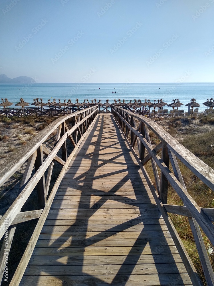 Fototapeta premium Brücke zum Strand