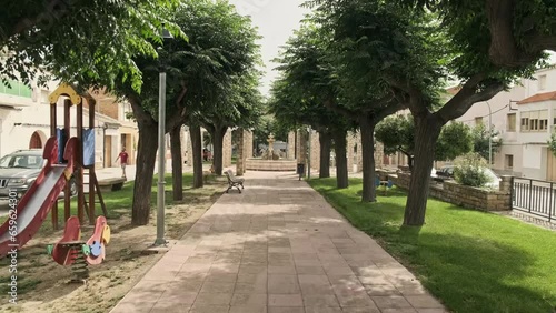 Parque de pueblo con arboles