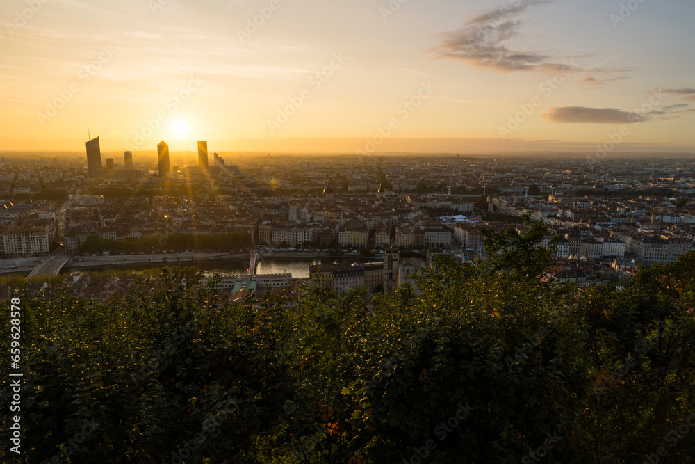 Lever de soleil sur les tours du quartier d’affaire de la Part-Dieu à Lyon depuis Fourvière