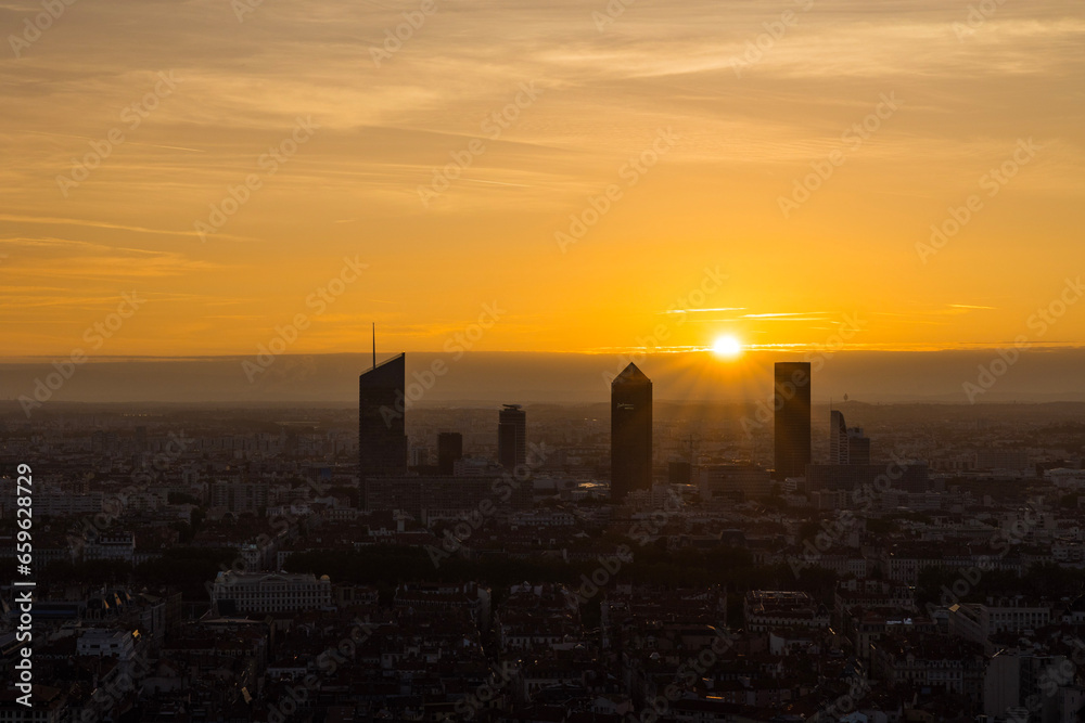 Lever de soleil sur les tours du quartier d’affaire de la Part-Dieu à Lyon depuis Fourvière