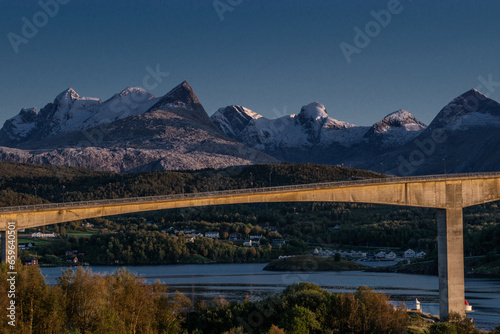 Obraz na płótnie Norwegian Landscape: Bridge Over a River Amidst Majestic Mountains w salonie