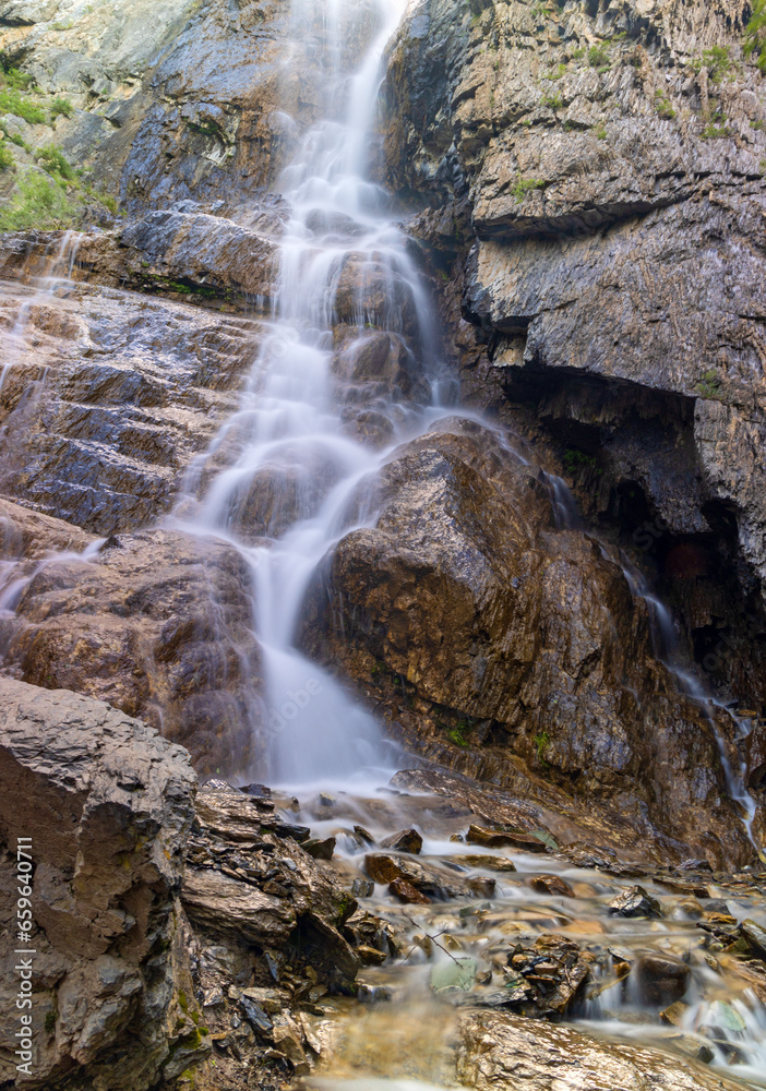 Fototapeta premium waterfall between brown rocks in Altai mountains