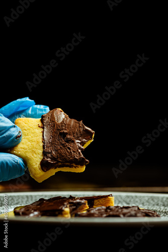primer plano del chef sosteniendo galletas de chocolate photo