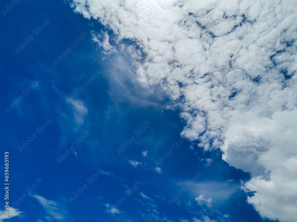 Naklejka premium Horizontal photograph of blue sky with quite a few white clouds, sunny day