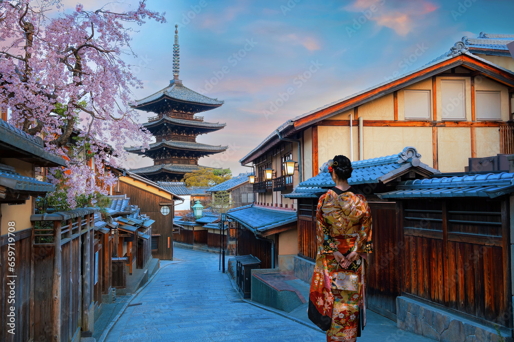Obraz premium Kyoto, Japan - March 30 2023: The Yasaka Pagoda known as Tower of Yasaka or Yasaka-no-to. The 5-story pagoda is the last remaining structure of Hokan-ji Temple which is built in the 6th-century