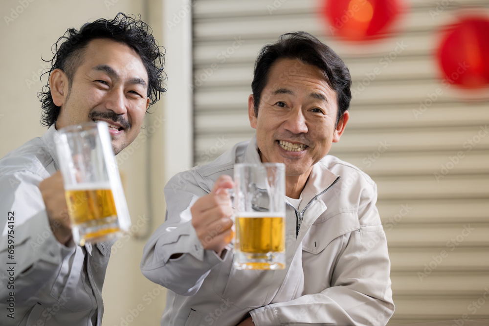 Workers toasting with beer Good job~!looking at a camera Workers toasting with beer Good job~!looking at a camera