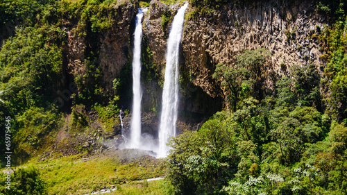 Cascada llamada Manto de novia, un lindo paisaje de Baños, Ecuador
