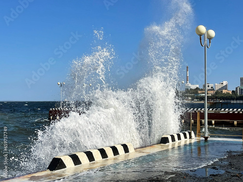 Obraz na płótnie Big waves on the Sports embankment in Vladivostok in windy weather w salonie