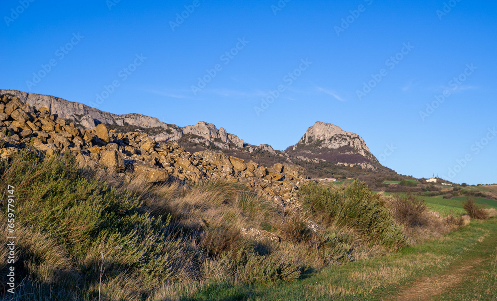 Monte del León Dormido en Navarra, norte de España, al atardecer, visto desde abajo, para iniciar la excursión de subida a la cumbre