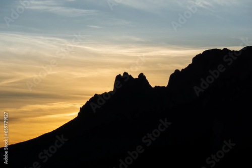 Silueta cercana, detalle del perfil de la montaña al esconderse el sol tras ellas © Jonatan
