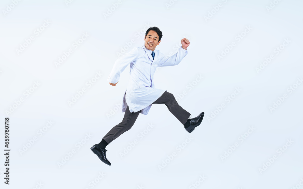 ジャンプする白衣を着た中年男性　医師　科学者（切り抜き背景透過PNGも販売しております。作成者リンクから「PNG」で検索してください）