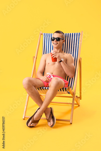 Teenage boy drinking soda i...