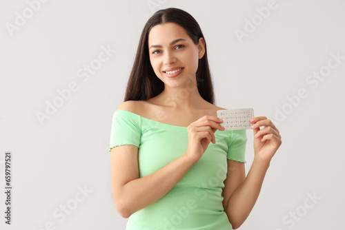 Young woman with contracept...