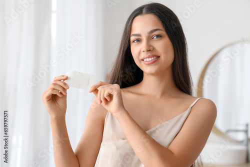 Young woman with contracept...