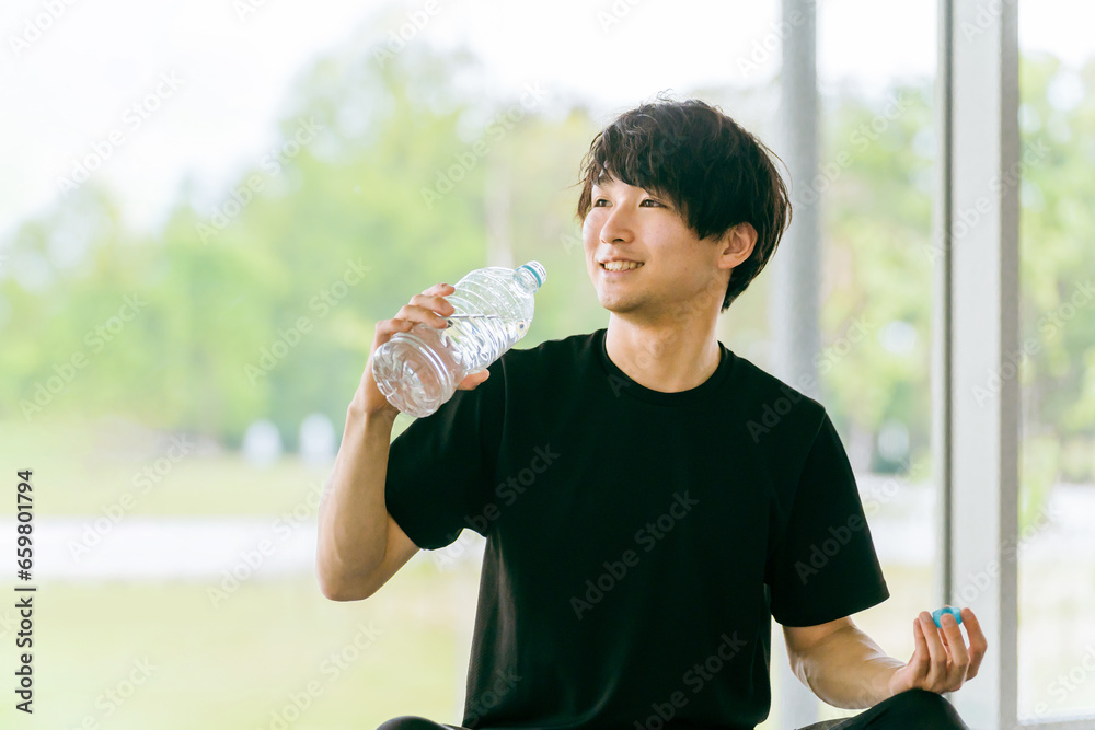 トレーニング・ワークアウトをしながら水を飲む男性
トレーニング・ワークアウトをしながら水を飲む男性