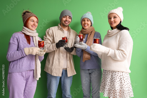 Group of friends with mulle...