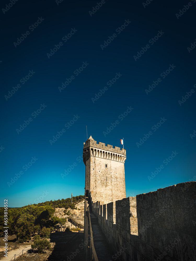 Obraz premium Discovering the Essence of History: Street View of Old Village Beaucaire 